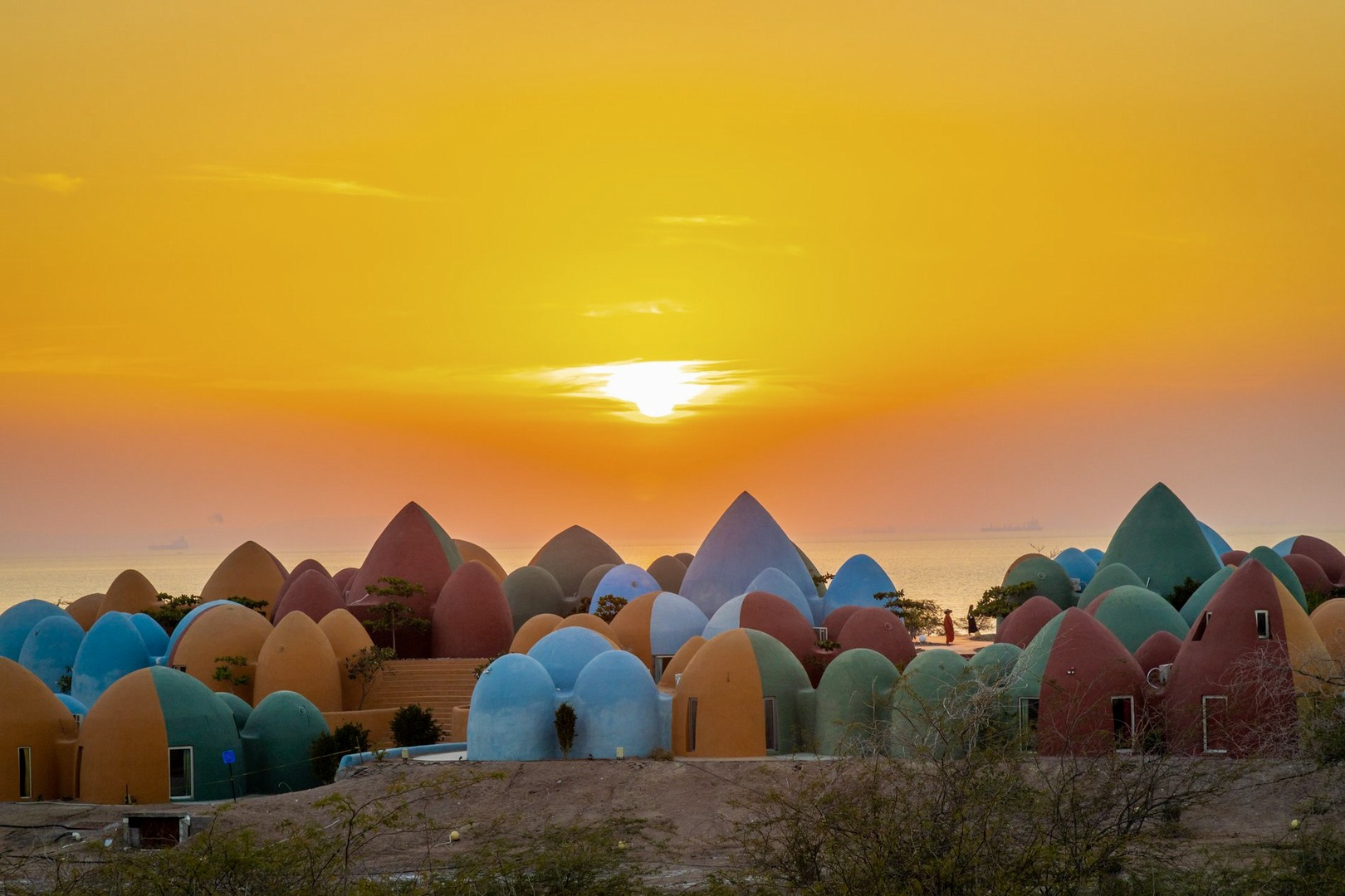 Majara Hotel på ön Hormuz, bo i färgglada kupolformade sviter nära stranden